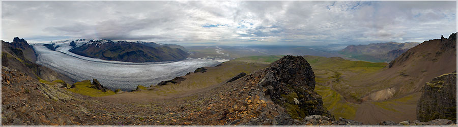 Skaftafell : vue sur le glacier Sjonarnipa du sommet '979'  Lorsque nous nous réveillons, la pluie s'est arrêtée. Je n'irai pas jusqu'à dire qu'il fait beau mais nous allons pouvoir profiter de la journée pour faire un sommet : le Kristinartindar (1126m). www.360x180.fr Selme Matthieu
