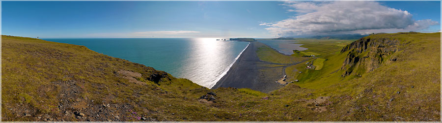 Du haut de la falaise de Vik, vue sur la plage de Reynisfjall L'Islande est faite de mtos diffrentes, il peut faire un soleil magnifique sur une plage du sud et au mme moment  moins de 50 km  vol d'oiseau, y avoir une tempte terrible au dessus d'un glacier ! Nous prenons conscience de ce fait et des consquences que cela peut avoir sur le reste de notre sjour. Et si nous dcidions de notre itinraire des jours  venir en fonction de la mto ? A Vik, nous cherchons le camping, plantons notre tente et partons pour la rando (il n'est que 15h) en esprant voir les fameux macareux... Matthieu en voit un mais il s'est dj envol lorsque je me retourne... Pour dire ce qui est, nous sommes un peu dus par la balade...  www.360x180.fr Selme Matthieu