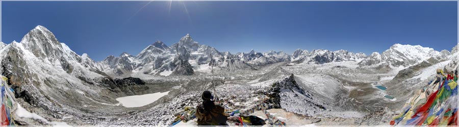 Sommet du Kala Patthar - 5645m ! Le Kala Patthar est en réalité une épaule du Pumori (7161m). La montée est fatigante, surtout à cause de l'air mince. Ce sommet est très apprécié car globalement dégagé de neige, ce point culminant offre un point de vue particulièrement joli sur l'Everest. Tout autour, les cathédrales de glace lancent leur flèche vers le ciel : le Pumori (7161m) et l'Everest (8848m), mais aussi le Lhotse (8516m), le Nuptse (7861m), le Cho Oyu (8201m), le Changtse (7543m). A l'est, le Makalu (8463m) se laisse apercevoir. Du côté sud, on admire l'Ama Dablam (6856m), le Thamserku (6620m) et le Kangtega (6685m). En bas, les séracs du Khumbu Icefall et le camp de base complètent cette gigantesque fresque ! www.360x180.fr Selme Matthieu