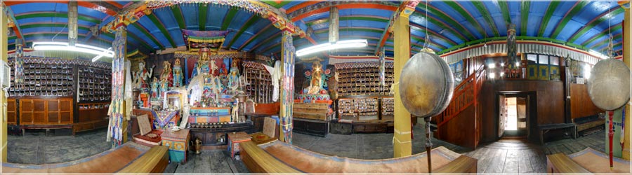 Monastère de Khumjung - 3780m Ce monastère date du XVI° siècle. Comme dans tous les monastères bouddhistes, les 216 textes sacrés de Bouddha sont exposés de part et d'autre de l'autel. Les 108 premiers textes sont des Kyengur : textes sacrés en sanscrit et traduits en tibétain, et les 108 autres sont des Tyengur; versions modifiées des premiers, dans lesquelles les textes sont davantage expliqués. La statue centrale est Guru Rinpoché. A sa droite, le Bodhisatva Avalokiteshvara, manifestation masculine de la compassion du Bouddha. www.360x180.fr Selme Matthieu