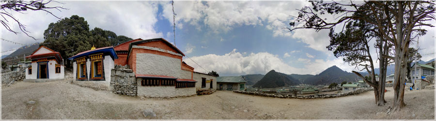 25 moulins à prière à Khumjung - 3780m Khumjung reste un village plus authentique que Namche Bazar, il a échappé à l'envahissement des boutiques. Grâce à l'institution dirigée par Sir Edmund Hillary, une école a été construite. L'éducation dispensée permet à de nombreux enfants népalais de devenir guides, ou d'accéder à des fonctions à responsabilités à Katmandou. Hillary s'est beaucoup investi pour le peuple népalais et le bienfait de ses actions perdure aujourd'hui encore. www.360x180.fr Selme Matthieu