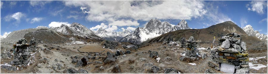 Cimetière de Sherpas - 4830m La montée de 350m à travers les roches de la moraine frontale du glacier du Khumbu s'avère ardue. Il paraît que cette région est fréquentée par le léopard des neiges...  Toutefois cette rencontre est improbable, la piste est beaucoup trop parcourue pour un animal aussi méfiant ! En haut de la montée, une vingtaine de monuments funéraires sont alignés le long du sentier pour rappeler la bravoure des guides sherpas morts sur l'Everest...   www.360x180.fr Selme Matthieu