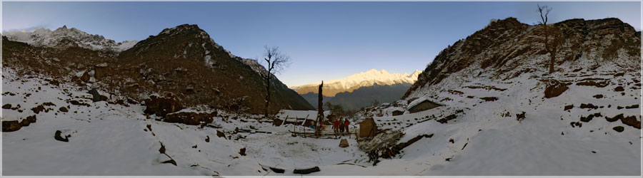 Mera Peak : Réveil enneigé aux lodges de Chhuthanga Au réveil, après avoir neigé toute la nuit, le temps est dégagé. D'un côté la vallée du Khumbu, de l'autre la montée qui nous attends... Nous grimperons à plus de 4600m cette journée, dur dur alors que nous étions encore à 2800m 24h auparavant ! www.360x180.fr Selme Matthieu