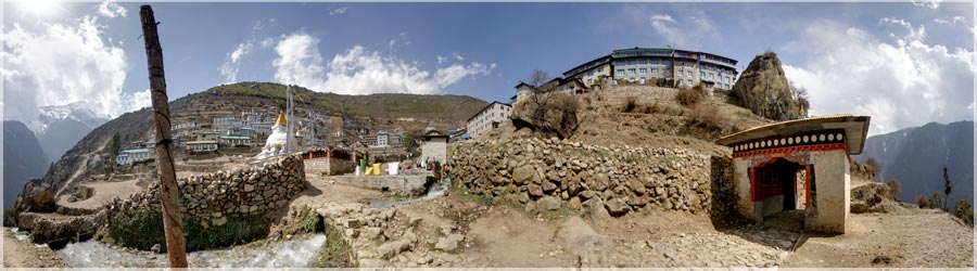 Arrivée à Namche Bazar - 3450m Surnommée 'Capitale des Sherpas', Namche est située à 2 jours de marche de Lukla (Aucune route carrossable ne relie Namche à Lukla, ni au reste du Népal). Presque tous les treks de la région du Khumbu passent par Namche Bazar, porte d'entrée vers le haut Himalaya. De ce village, le paysage sur des sommets de plus de 8000m s'offrent aux regards (Mt Everest, Lhotse, Ama Dablam). Il est recommandé de rester une nuit ou deux à Namche pour s'acclimater à l'altitude, afin d'éviter le Mal Aigu des Montagnes (M.A.M.) www.360x180.fr Selme Matthieu