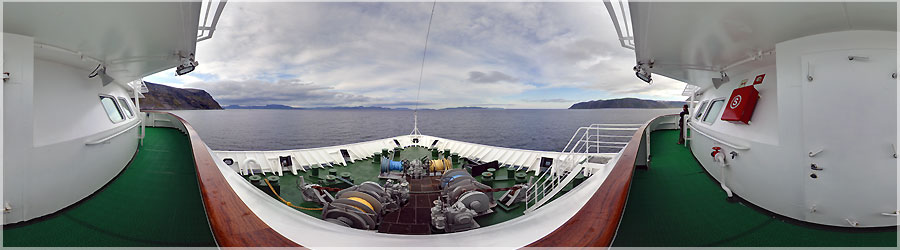 Hurtigruten : l'avant du bteau Notre trajet sur ce bteau durera environ 36h, pour ralier Honningsvg  Stamsund. Tous les moyens sont bons pour nous dgourdir les jambes, et nous divertir ! Nous faisons donc une petite promenade sur le pont. Quand nous arrivons enfin  destination, nous cherchons un terrain pour planter notre tente... C'est notre premire nuit de camping sauvage, et nous ne savons pas vraiment o nous installer. www.360x180.fr Selme Matthieu