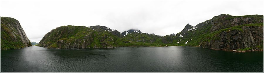 Hurtigruten : entre Skjervøy et Tromsø  Les trois panoramas qui arrivent m'ont donné pas mal de fil à retordre pour les assembler... Ils ont été pris à main levée, sur un bâteau avançant, et de plus, pour avoir tout le paysage, il m'a fallu courir sur tout le pont pour avoir chaque point de vue !Hurtigruten est le nom du service régulier de navires qui assure la liaison entre 34 ports de la côte norvégienne depuis les années 1890.Le Hurtigruten, « la route rapide » en norvégien, traduit par express côtier en français, a été lancé en 1893 par Richard With qui quitta Trondheim en direction de Hammerfest à bord du navire à vapeur Vesteraalen. La compagnie Vesteraalens Dampskibsselskap voyait ainsi le jour. Largement aidée par des subventions du gouvernement norvégien, la ligne a longtemps été un lien vital pour de nombreux villages auxquels les navires livraient nourritures, nouvelles et matériels, et le moyen de transport dans un pays où les communications par terre sont peu aisées. La ligne a été exploitée par neuf compagnies différentes au cours de son histoire, mais un seul armateur l'exploite actuellement, Hurtigruten ASA. www.360x180.fr Selme Matthieu