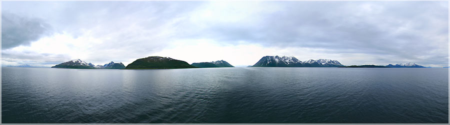 Hurtigruten : entre Stokmarknes et Svolvr, sur le Raftsund La compagnie dessert aujourd'hui quotidiennement 34 ports rpartis sur 2 700 km entre Bergen (sud-ouest de la Norvge) et Kirkenes (frontire russe, au-del du cap Nord). La flotte compte onze navires modernes, combinant transport de fret, transport de passagers et croisire, qui effectuent le voyage aller-retour en onze jours. Le dveloppement des rseaux routier et arien a vu l'importance du trafic de marchandises dcrotre; les croisires ont pris le relais. Les nouveaux navires sont dignes des meilleurs navires de croisire et les officiers navigants pilotent durant la priode estivale ces navires dans les fjords les plus troits (Geirangerfjord, Trollfjord) afin de faire du Hurtigruten l'une des navigations les plus spectaculaires du Monde. Au-del d'un simple moyen de transport, le Hurtigruten est aujourd'hui devenu une attraction touristique, connaissant un succs croissant, les voyageurs tant attirs tant par la beaut de la cte norvgienne, trs dcoupe, que par la possibilit d'atteindre les hautes latitudes septentrionales, o l'on peut observer en t le soleil de minuit et en hiver des aurores borales. www.360x180.fr Selme Matthieu