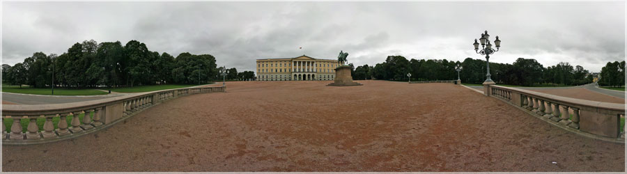 Palais Royal d'Oslo Le palais royal d'Oslo est la rsidence officielle de la famille royale de Norvge. Il fut construit sur la colline Slottsbakken durant la premire moiti du XIXe sicle. Tous les 17 mai, l'occasion de la fte nationale norvgienne, le roi et le reste de la famille royale apparaissent au balcon principal. www.360x180.fr Selme Matthieu