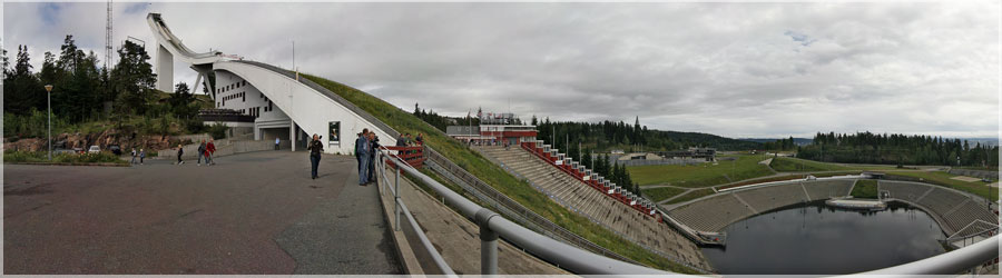 Tremplin Olympique La capitale norvgienne a dj reu l'vnement en 1952 o le saut ski avait connu un norme succs avec plus de 150.000 spectateurs sur la colline d'Holmenkollen. Depuis, cette colline est devenue le temple du ski nordique; les Coupes du Monde de ski de fond, saut ski, combin nordique et biathlon y font d'ailleurs tape chaque anne. www.360x180.fr Selme Matthieu