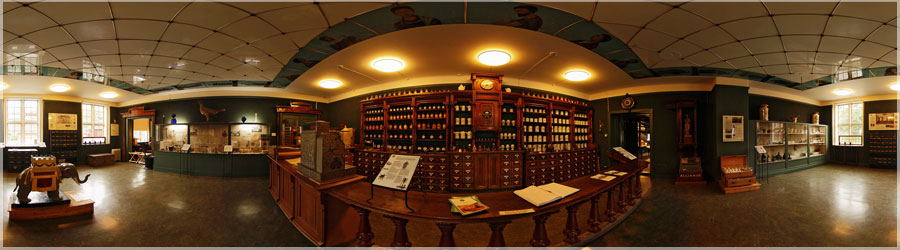 Habitat traditionnel : ancienne pharmacie Ancienne pharmacie entièrement rénovée. Admirez les flacons délicatement disposés sur les étagères... www.360x180.fr Selme Matthieu