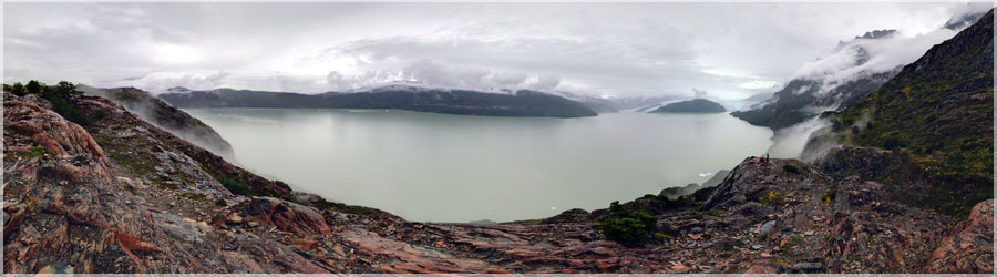 Trek du 'W + boucle' : Le lac et le glacier Grey Trek du 'W + boucle' - J4:16Km. Nous contournons tout un massif, pour longer le lac Grey, et remonter vers le glacier du même nom. En chemin, un joli point de vue, dommage pour la météo ! www.360x180.fr Selme Matthieu