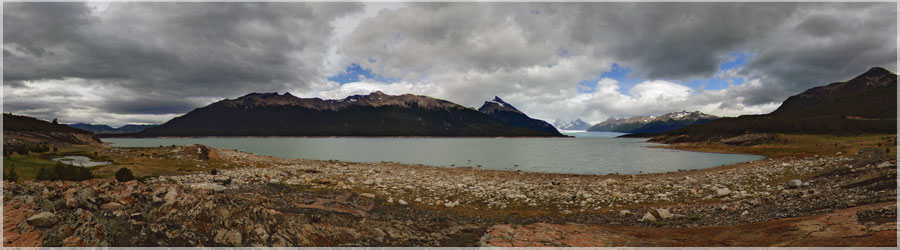 Vue générale sur le Glacier Perito Moreno De retour à El Chalten, nous allons observer le seul glacier encore en progression, le Perito Moreno. L'UNESCO a décidé d'inclure ce glacier dans sa liste du Patrimoine Mondial de l'Unesco, au titre du patrimoine naturel de l'Humanité. C'est un glacier avec un front de 4Km, culminant à 60m de haut, un des rares glaciers du monde qui avance de près de 100m par an... www.360x180.fr Selme Matthieu